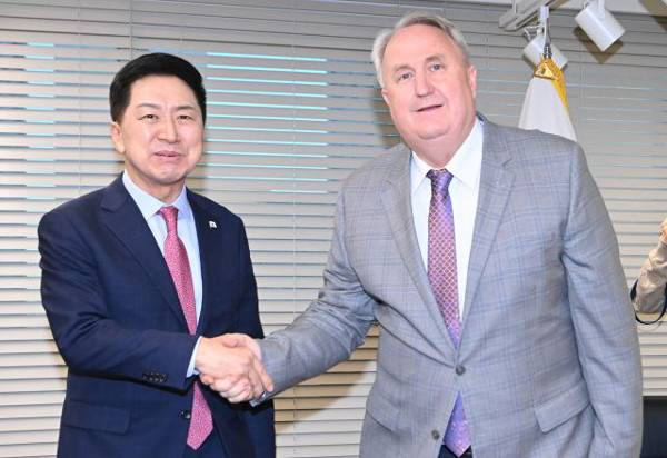 김기현 국민의힘 대표와 인요한 혁신위원장이 지난달 17일 서울 여의도 당사에서 면담 전 악수하고 있다. 사진공동취재단