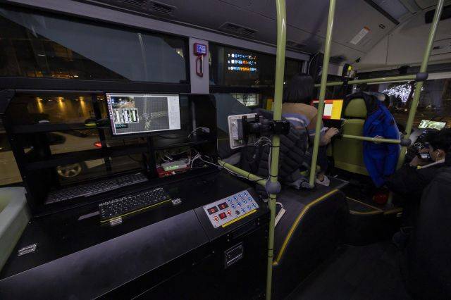 서울에서 지난 4일 밤 운행된 심야 자율주행버스 ‘A21’번 내부에 여러 전자장치가 설치돼 있다. 연합뉴스