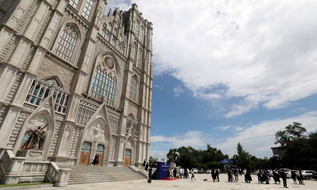 서울 동대문구 경희대학교에 마련된 포토존에서 졸업생들이 거리두기를 하며 기념촬영을 하기 위해 길게 줄 서 있다. 뉴시스