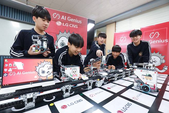 LG CNS가 디지털 전환(DX) 사회공헌 프로그램 '인공지능(AI) 지니어스'를 통해 260개 학교의 학생 2만여 명에게 기술 교육을 제공했다. 충주 미덕중학교 학생들이 AI 물류 로봇을 작동하고 있다.  LG CNS