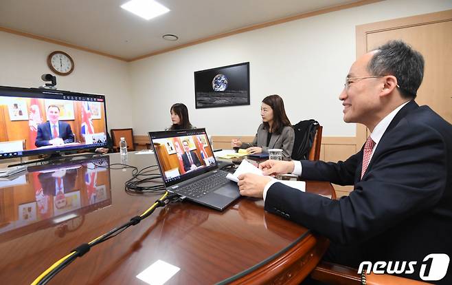 (서울=뉴스1) = 추경호 경제부총리 겸 기획재정부 장관이 5일 오후 서울 종로구 정부서울청사에서 제러미 헌트 영국 재무부장관 화상 면담을 하고 있다. (기재부 제공) 2023.12.5/뉴스1  Copyright (C) 뉴스1. All rights reserved. 무단 전재 및 재배포,  AI학습 이용 금지.