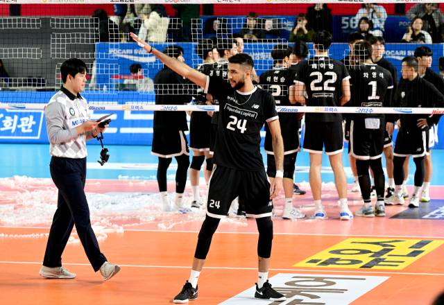 현대캐피탈 아흐메드가 삼성화재 팬들에게 인사하고 있다 / KOVO(한국배구연맹)