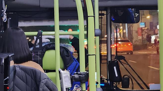 지난 4일 서울 심야 자율주행버스에서 운전 기사가 운전대에서 손을 떼며 ‘자율 주행’임을 인증하고 있다. 안효정 기자