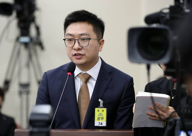 레이 장 알리익스프레스코리아 한국 대표이사가 10월 16일 오후 서울 여의도 국회에서 열린 정무위원회 공정거래위원회 등에 대한 국정감사에서 의원 질의에 답변하고 있다. [뉴시스 제공]