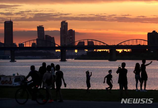[서울=뉴시스] 조수정 기자 = 서초구 반포지구 한강공원에서 시민들이 강바람을 맞으며 야경을 즐기는 모습. 2021.07.15. chocrystal@newsis.com