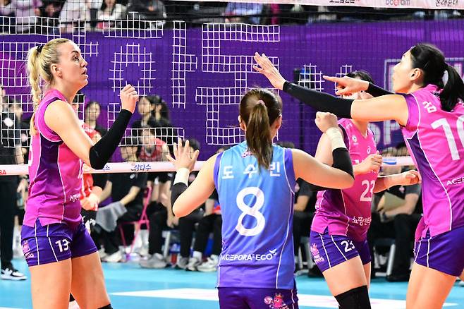 [서울=뉴시스] 흥국생명은 5일 인천 삼산월드체육관에서 열린 '도드람 2023~2024 V-리그' 여자부 페퍼저축은행과 경기에서 세트 스코어 3-0(25-16 25-22 25-17)으로 이겼다. 2023.12.05. (사진=한국배구연맹 제공) *재판매 및 DB 금지