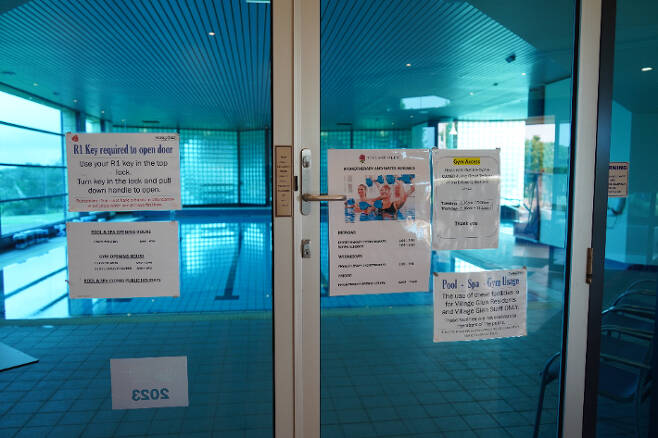 '빌리지 글렌' 내 온수수영장에서는 입주 노인들이 전용으로 이용할 수 있는 무료 수중치료 및 신체활동 수업이 이뤄진다. 보건복지부 공동취재단