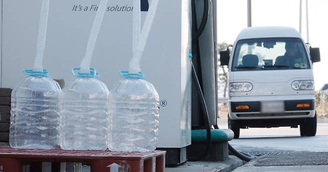 최근 중국 세관이 한국으로의 요소 수출 통관을 돌연 보류한 가운데 4일 경기도 고양시의 한 주유소에 사용 후 비어있는 요소수 통이 놓여있다. 연합뉴스