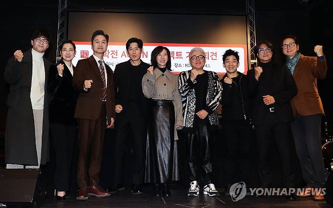 가수 박학기, 배우 배해선, 장현성, 설경구, 방은진, 작곡가 김형석, 유리상자의 박승화, 가수 루카, 크라잉넛의 한경록(왼쪽부터)이 5일 오후 서울 강서구 한국음악저작권협회에서 열린 학전 어게인(AGAIN) 프로젝트 기자회견에서 포즈를 취하고 있다. 연합뉴스