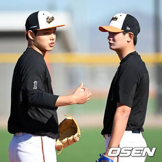 [OSEN=메사(미국 애리조나주), 지형준 기자]한화 김서현이 문동주와 이야기를 나누고 있다. 2023.02.11 /jpnews@osen.co.kr