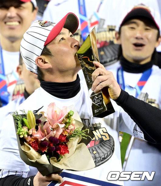 [OSEN=잠실, 최규한 기자] LG 트윈스가 29년 만에 한국시리즈 우승을 차지했다.&nbsp;LG는 13일 서울 잠실구장에서 열린 2023 KBO리그 한국시리즈(7전 4선승제) 5차전 KT와 경기에서 6-2로 승리했다. 이로써 LG는 1차전을 패한 후 4연승을 거두며 한국시리즈 우승을 차지했다.한국시리즈 MVP 오지환이 트로피에 키스하고 있다. 2023.11.13 / dreamer@osen.co.kr