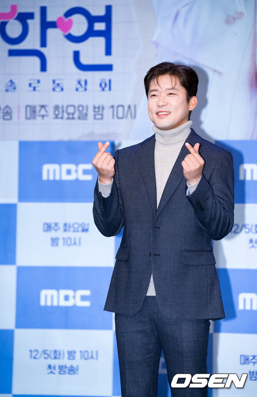 [OSEN=민경훈 기자] 5일 오후 서울 마포구 상암 MBC 골든마우스홀에서 MBC 새 예능 '솔로동창회 학연' 제작발표회가 열렸다.김대호 아나운서가 포즈를 취하고 있다. 2023.11.05 / rumi@osen.co.kr