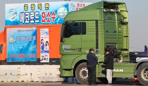 요소수 대란 재현 우려 - 중국 당국이 한국으로의 산업용 요소 통관을 보류한 가운데 4일 인천 연수구 인천신항 인근 도로변에서 대형화물차 운전기사가 요소수를 넣고 있다. 연합뉴스