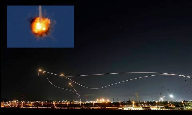 팔레스타인 가자지구에서 발사된 로켓(왼쪽 위)을 요격하기 위해 가동된 이스라엘 방공시스템 아이언돔의 모습 EPA 연합뉴스