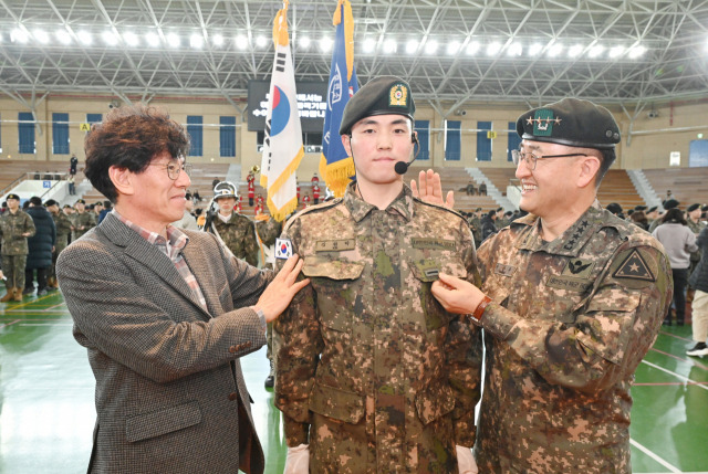 박안수 육군참모총장이 5일 충남 논산시 육군훈련소에서 열린 신병수료식에서 수료 훈련병에게 계급장을 수여하고 있다. 사진 제공=육군