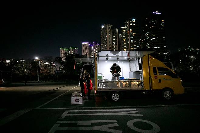 서울 용산 대통령실 앞은 밥차의 접근이 어렵다. 전쟁기념관 주차장에서 밥통 활동가들이 음식을 준비하고 있다. ⓒ시사IN 신선영