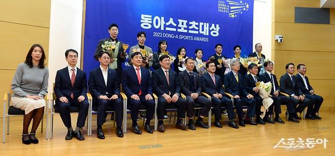 스포츠동아가 동아일보, 채널A와 공동으로 주최하고 국내 5대 프로스포츠(프로야구·프로축구·남녀프로농구·남녀프로배구·남녀프로골프) 종목별로 올 한해를 빛낸 최고의 선수를 선정하는 ‘2023 동아스포츠대상‘ 시상식이 5일 서울 성북구 고려대학교 백주년기념관에서 개최됐다. 각 부문 수상자들이 귀빈과 기념촬영을 하고 있다. 김종원 기자 won@donga.com