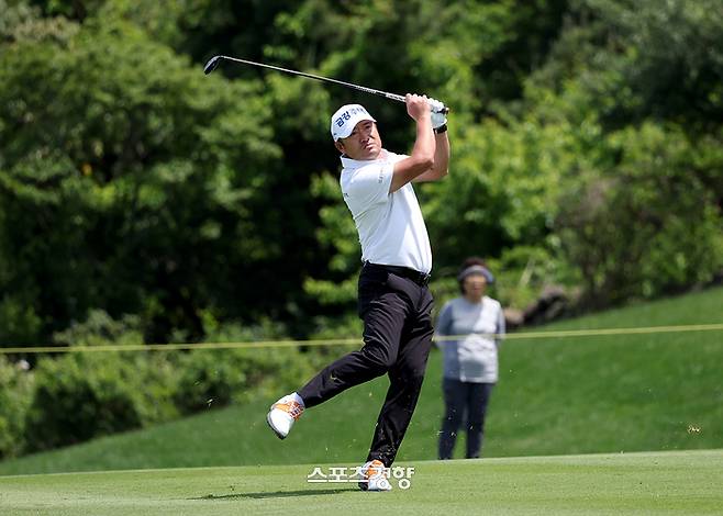 최호성이 미국프로골프(PGA) 투어 50세 이상 시니어 무대인 PGA 투어 챔피언스 Q스쿨에 도전해 마지막 관문을 앞두고 있다. 2023 KPGA 코리안투어에서 아이언샷을 날리는 최호성. ｜KPGA 제공