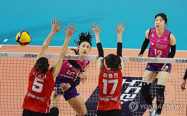 김연경 '공격' (인천=연합뉴스) 임순석 기자 = 5일 인천 삼산월드체육관에서열린 프로배구 V리그 여자부 흥국생명과 페퍼저축은행의 경기. 흥국생명 김연경이 스파이크하고 있다. 2023.12.5 soonseok02@yna.co.kr