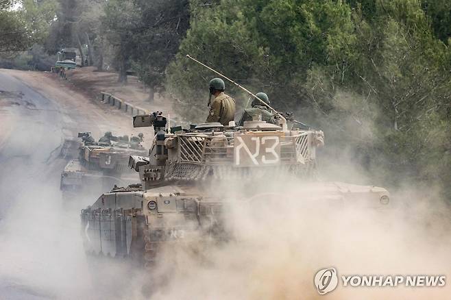 5일(현지시간) 팔레스타인 가자지구에서 작전 중인 이스라엘군 탱크 [AFP=연합뉴스]