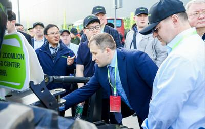 Representatives from international agents taking a close look at Zoomlion Agriculture Machinery's products (PRNewsfoto/Zoomlion)