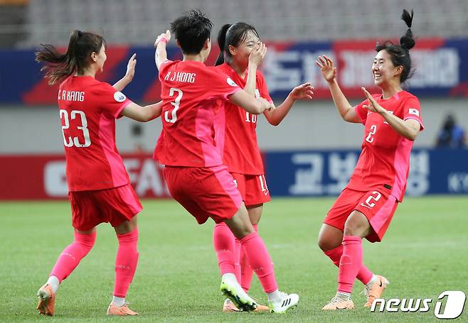 장슬기가 8일 서울 마포구 상암동 서울월드컵경기장에서 열린 대한민국 여자축구 대표팀과 아이티의 평가전에서 중거리 역전골을 넣은 뒤 동료들의 축하를 받고 있다. 2023.7.8/뉴스1 ⓒ News1 허경 기자