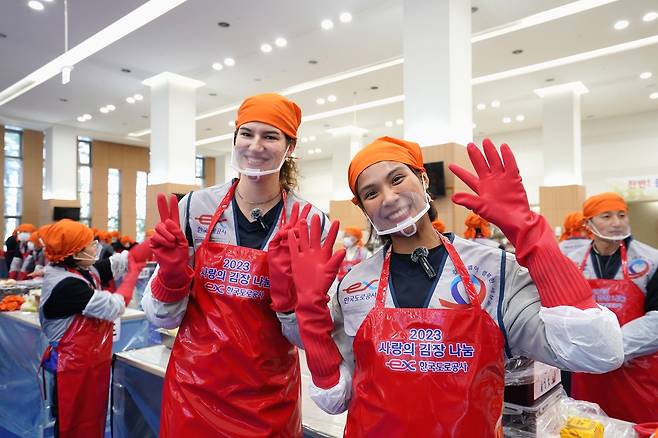 김장 나눔 행사에 동참한 도로공사의 반야 부키리치(왼쪽)와 타나차 쑥솟.(한국도로공사 제공)