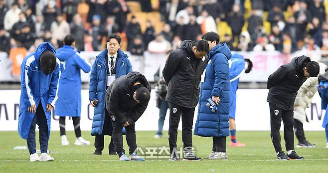 수원 삼성 염기훈 감독대행(가운데)와 선수단이 2일 수원월드컵경기장에서 열린 2023 하나원큐 K리그1 강원FC와 경기에서 강원과 0-0무승부로 최하위를 기록하며 2부 리그 강등이 확정된 뒤 팬들에게 고개 숙여 인사를 하고 있다. 2023. 12. 2. 수원 | 박진업기자 upandup@sportsseoul.com