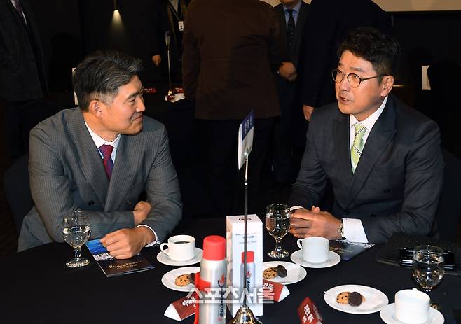 SSG 이숭용 신임 감독(왼쪽)이 30일 서울 강남구 엘리에나 호텔에서 진행된 2023 프로야구 스포츠서울 올해의 상 시상식에 앞서 키움 홍원기 감독과 이야기를 나누고 있다. 2023. 11. 30. 박진업기자 upandup@sportsseoul.com