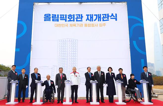 올림픽회관 재개관, 3개 기관 입간판 제막식

    (서울=연합뉴스) 김도훈 기자 = 6일 서울 송파구 올림픽회관에서 열린 재개관 행사에서 유인촌 문화체육관광부 장관, 이상헌 국회 문체위원장, 조현재 국민체육진흥공단 이사장, 이기흥 대한체육회장, 정진완 대한장애인체육회장이 3개 기관 입간판 제막식을 하고 있다. 2023.12.6 superdoo82@yna.co.kr <저작권자(c) 연합뉴스, 무단 전재-재배포 금지>