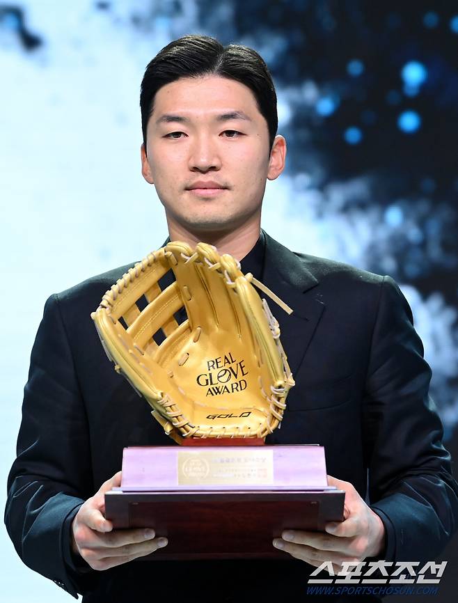 1일 그랜드 하얏트 호텔에서 열린 2023 리얼글러브 어워드, LG 박해민이 리얼글러브상 외야수 부문을 수상하고 있다. 허상욱 기자wook@sportschosun.com/2023.12.01/