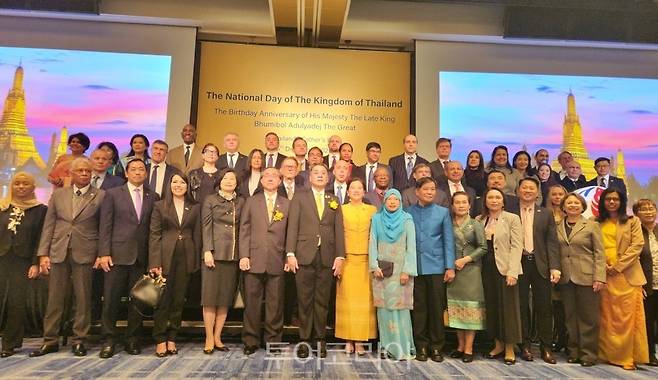 지난 4일 서울 포시즌스 호텔서 열린 태국 국경일(The National Day of Thailand) 행사에 참석한 참가자들이 기념사진을 찍고 있다.&nbsp;