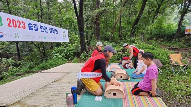 대한산악구조협회의 2023 숲길 안전 캠페인 활동모습 [사진제공=대한산악구조협회]
