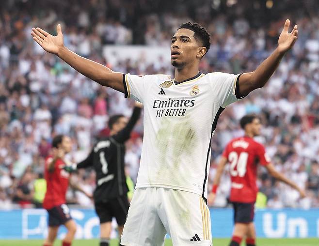 내가 벨링엄이로소이다 - 주드 벨링엄이 지난 10월 오사수나와 벌인 스페인 라 리가 홈경기에서 멀티골을 터뜨린 뒤 양팔을 번쩍 들어 올리는 특유의 세리머니를 하고 있다. 벨링엄의 두 골 활약에 힘입어 레알 마드리드는 4대0으로 완승했다. /로이터 뉴스1