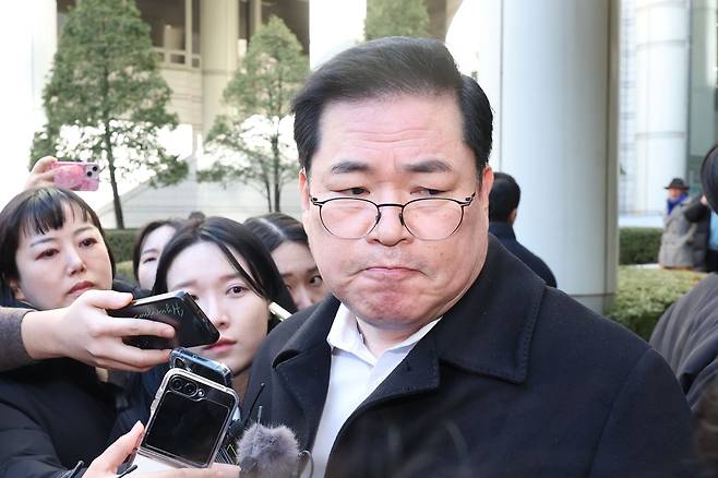 유동규 전 성남도시개발공사 본부장이 지난달 30일 오후 서울 서초구 서울중앙지방법원에서 열린 정치자금법 위반·특정범죄 가중처벌법상 뇌물 혐의 사건 1심 선고 공판을 마치고 나서며 취재진의 질문을 받고 있다. /뉴스1