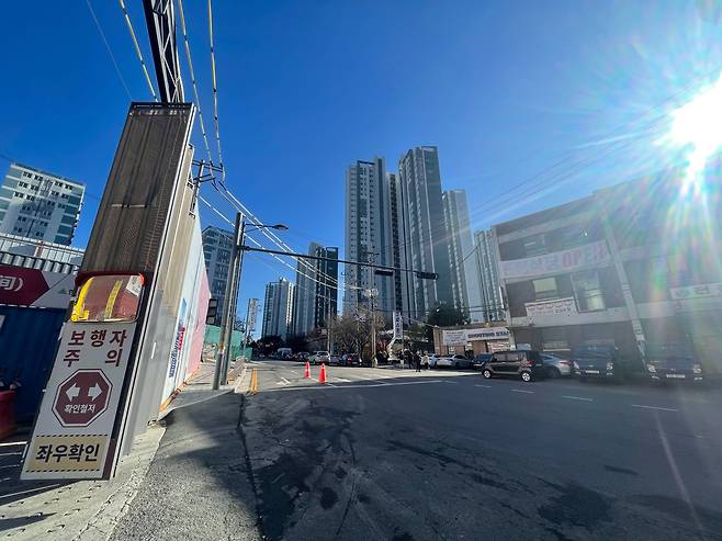 부천시 '소사역롯데캐슬더뉴엘' 공사현장 인근. 왼쪽엔 '힐스테이트소사역' 공사가 한창이다. /오은선기자