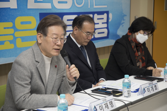 이재명 민주당 대표가 6일 서울 강서구 방화초등학교에서 열린 온동네 초등돌봄 현장간담회에서 인사말을 하고 있다. 국회사진기자단=연합뉴스.