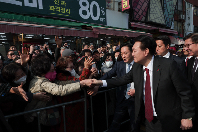 윤석열 대통령이 6일 부산 중구 국제시장 일원을 방문, 환호하는 부산 시민들과 인사하고 있다. 대통령실 제공