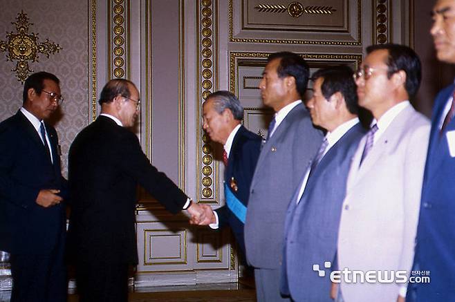 전두환 대통령이 1986년 9월 5일 열린 제1회 기술진흥확대회의에서 우수기술개발 유공자들과 악수하고 있다. 국가기록원 제공