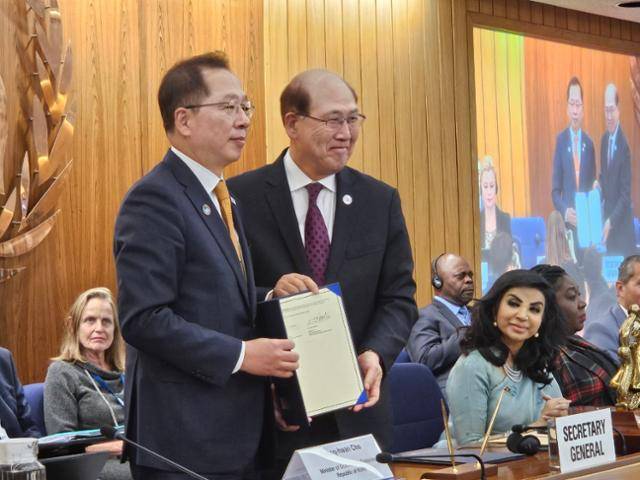 조승환(왼쪽) 해양수산부 장관과 임기택 국제해사기구(IMO) 사무총장이 지난달 28일 IMO 런던 본부에서 '지속가능한 해상운송협력(SMART-C) 신탁기금'에 대한 포괄협정을 체결하고 있다. 연합뉴스