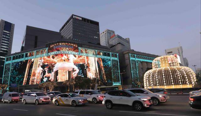 신세계백화점 본점 외관에 크리스마스를 맞아 펼쳐진 미디어 파사드 전경. 신세계백화점 제공