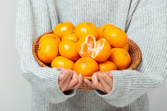 귤을 과다섭취하면 귤의 노란빛을 내는 색소인 베타-카로틴이 몸에 쌓여 피부가 일시적으로 노래질 수 있다./사진=게티이미지뱅크