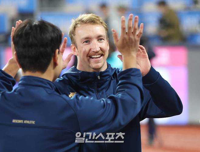 2023 KBO 프로야구 포스트시즌 KT 위즈와 NC 다이노스의 플레이오프 1차전 경기가 10월 30일 수원KT위즈파크에서 열렸다. 1차전 9-5 승리를 이끌며 데일리 MVP에 선정된 NC 선발 페디가 상패와 함께 받은 인형을 관중석에 던져준 후 환하게 웃고 있다. 수원=김민규 기자&nbsp;