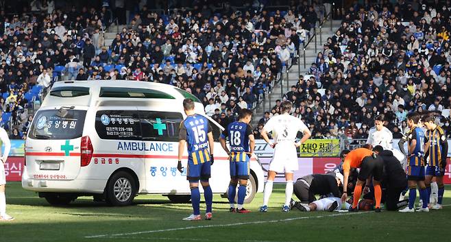 <yonhap photo-3826="">3일 울산 문수축구경기장에서 열린 프로축구 하나원큐 K리그1 2023 울산 현대와 전북 현대의 경기에서 전북 홍정호의 부상으로 구급차가 그라운드에 들어와 있다. 연합뉴스</yonhap>