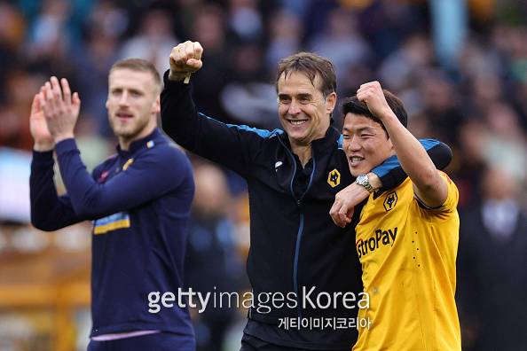 사진은 지난 2022~23시즌 중 애스턴 빌라를 꺾은 뒤 환호하는 로페테기 감독과 황희찬의 모습. 사진=게티이미지