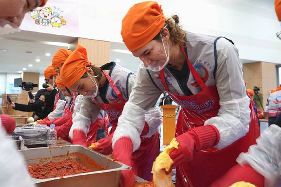 한국도로공사 부키리치와 타나차가 지난 5일 열린 '2023 사랑의 김장 나눔' 행사에 참여해 김장 김치를 담그고 있다. [사진=한국도로공사 배구단]