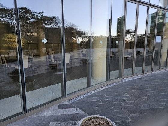 서울 마포구 상암동에 위치한 카이저팰리스 클래식은 2007년 관련법이 바뀌기 전에 분양해 2010년 입주했는데, 그 사이에 '만 60세 미만은 노인 주거복지시설에 거주할 수 없다'는 규정이 생기면서 '사기 분양' 논란까지 불거졌다. 지난 3일 방문한 카이저팰리스 1층 로비 불이 꺼져 있는 모습. 신혜연 기자.