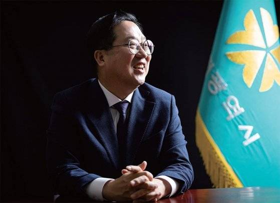 이장우 대전광역시장은 11월 8일 월간중앙과 만나 4대 전략산업을 집중 육성해 서울보다 잘사는 경제도시로 만들겠다고 청사진을 제시했다.