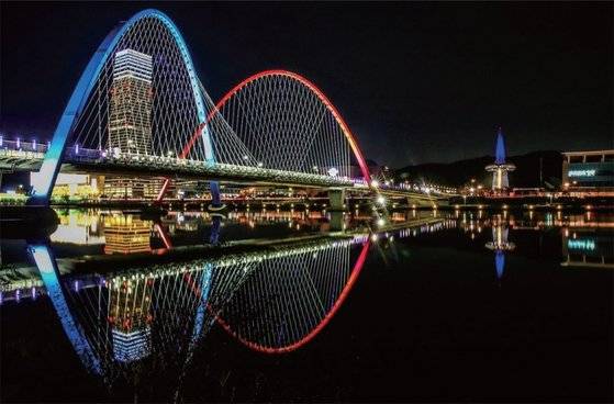 대전 유성구 도룡동 엑스포다리 야경. 대전시는 야간관광 특화도시로 선정됐다. / 사진:대전관광공사