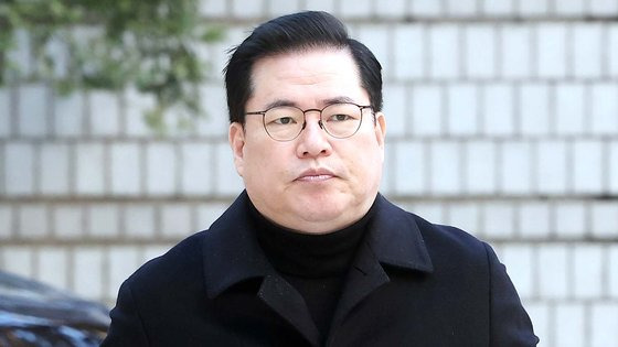 유동규 전 성남도시개발공사 본부장이 4일 오전 서초구 서울중앙지방법원에서 열린 대장동 개발 사업 로비·특혜 의혹 관련 1심 속행 공판에 출석하고 있다. 연합뉴스